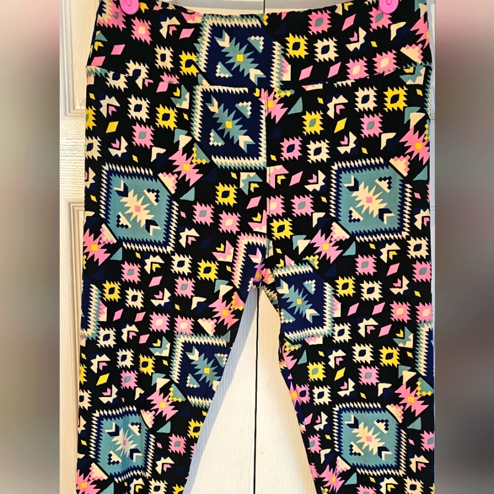 Like new LuLaRoe Tall and Curvy Leggings Geometric shapes